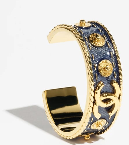 2024 سوار شانيل عريض محفور ذهبي، أزرق