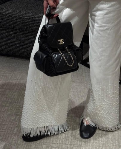 2025 جينز شانيل مطرز بالخرز أبيض أو أسود