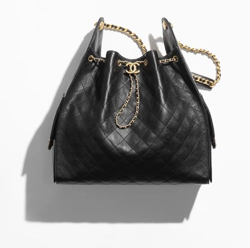 CHANEL 25 حقيبة شانيل جلد أسود وهاردوير ذهبي