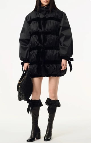 2025 معطف شانيل أسود منفوخ من التفتا