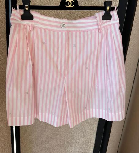 2024 شورت شانيل بطبعات براقة وردي فاتح