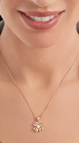 قلادة بولغاري فيوريفير وردي كريستالي