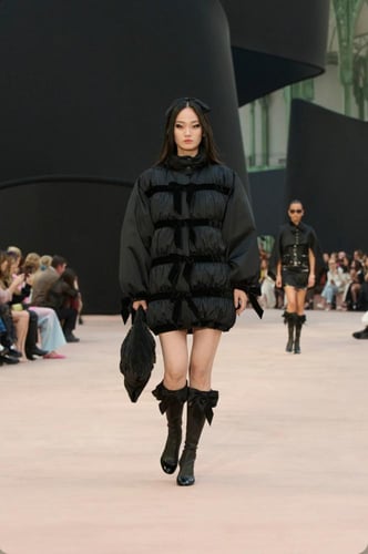 2025 معطف شانيل أسود منفوخ من التفتا