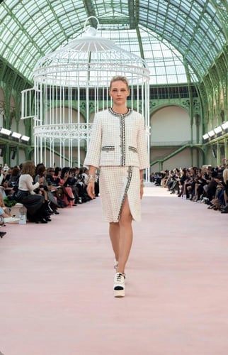 2025 تنورة شانيل تويد أسود فضي ذهبي بفتحة و أزرار...