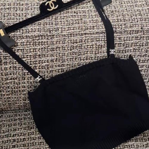 2024 قميص شانيل أسود بلا أكمام