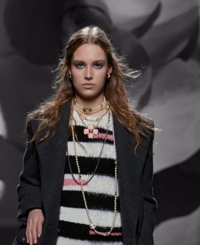 2024 قلادة شوكر لؤلؤ ب حقيبة شانيل ذهبية معدن ذهبي...