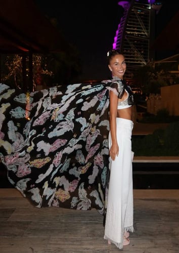 2025 جينز شانيل مطرز بالخرز أبيض أو أسود