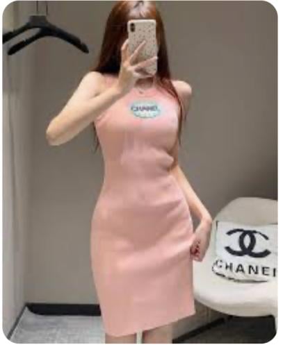 2025 فستان شانيل وردي قصير بلا أكمام و بشعار