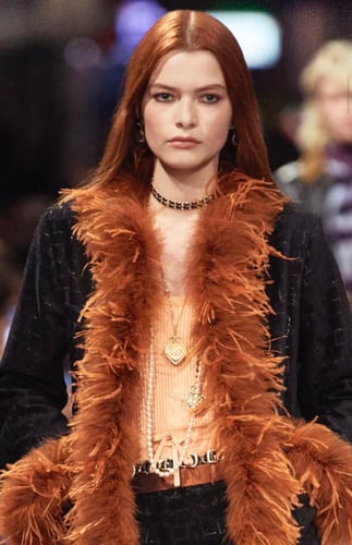 2024 قلادة شانيل طويلة مفتوحة ذهبي قلبين