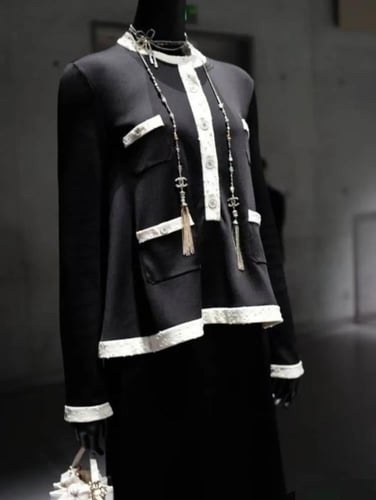 2025 كنزة شانيل بلوفر أسود بيج صوف