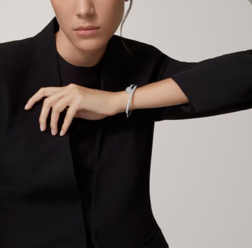 سوار كارتييه فضي مرصع جوست آن كلو