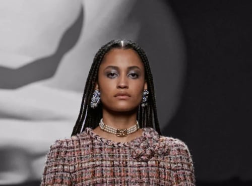 2024 قلادة شوكر لؤلؤ ب حقيبة شانيل ذهبية معدن ذهبي...