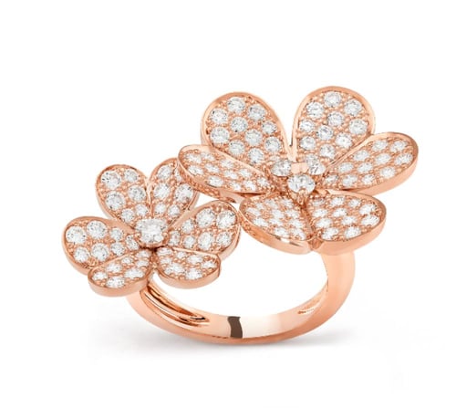 خاتم فان كليف فريفول وردي مرصع كبير بين الأصابع