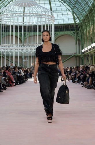 2025 جينز شانيل مطرز بالخرز أبيض أو أسود