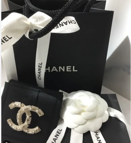 علبة مجوهرات شانيل الأصلية الفاخرة للبروش