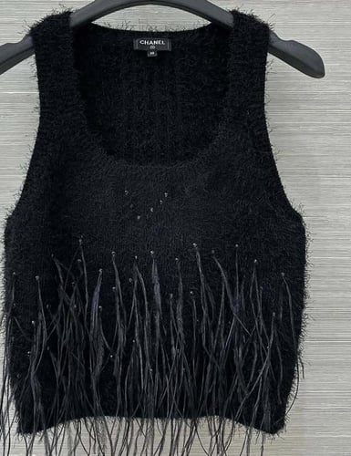 2025 قميص شانيل توب ريش أسود أو أبيض