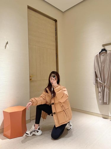 جاكيت لوي فيتون منفوخ مطري بيج قصير