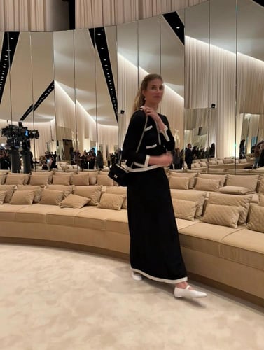 2025 كنزة شانيل بلوفر أسود بيج صوف