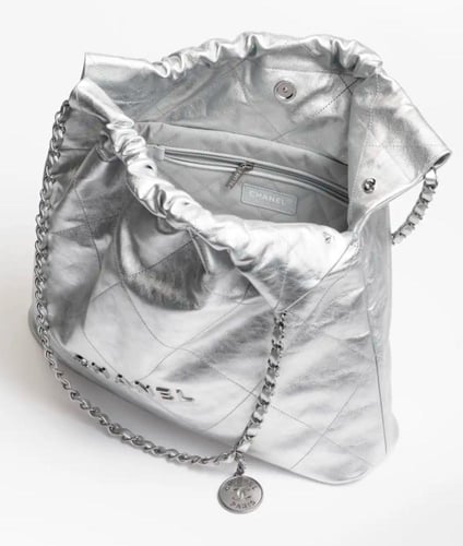 حقيبة يد شانيل 22 من الجلد الفضي والمعدن الفضي