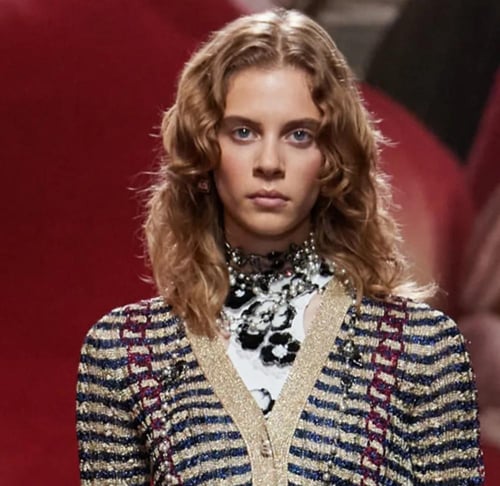 2024 أقراط شانيل بدلاية ذهبي، وردي، أسود