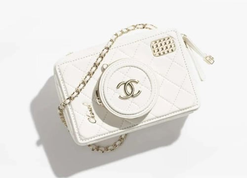 حقيبة كاميرا شانيل 19سم بحامل كتف لون أبيض وذهبي