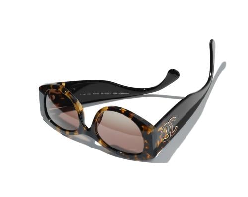 نظارة شمسية شانيل بإطار بيضاوي نمري أسود