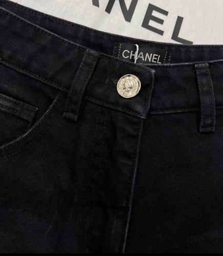 2025 جينز شانيل مطرز بالخرز أبيض أو أسود