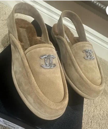 حذاء شانيل المخملي مبطن بالفرو