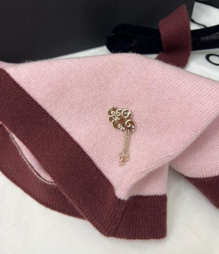 2025 قميص شانيل توب برغندي وردي