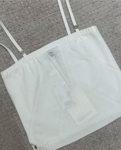 2024 قميص شانيل أسود بلا أكمام