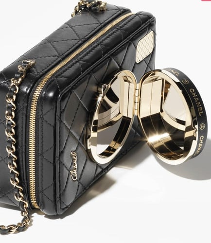 حقيبة كاميرا شانيل 19سم بحامل كتف لون أسود وذهبي