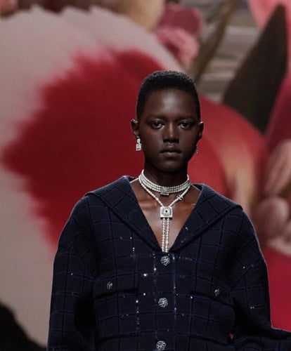 2024 قلادة شوكر شانيل فضي، أبيض لؤلئي، كريستالي