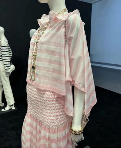 2024 بلوزة شانيل واسعه فضفاضة وردي فاتح