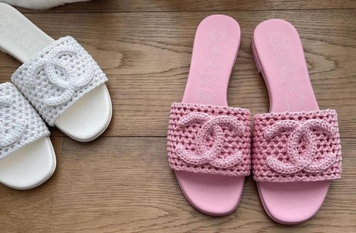 2024 حذاء شانيل كروشيه وردي صيفي للشاطئ