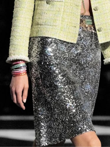 2024 شانيل سوار ذهبي و برتقالي