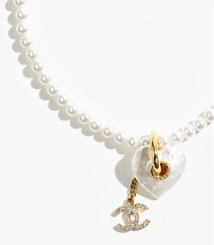 2024 قلادة شانيل لؤلؤيه بدلاية ذهبي ابيض