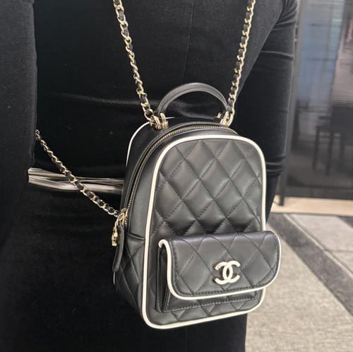 2025 حقيبة شانيل ظهر أسود بإطار أبيض