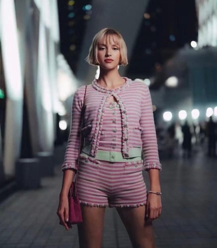 2025 قميص شانيل وردي أخضر فاتح مخطط