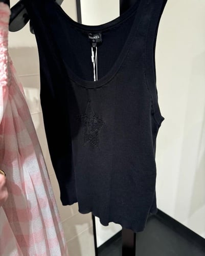 2024 قميص شانيل صيفي أسود بلا اكمام