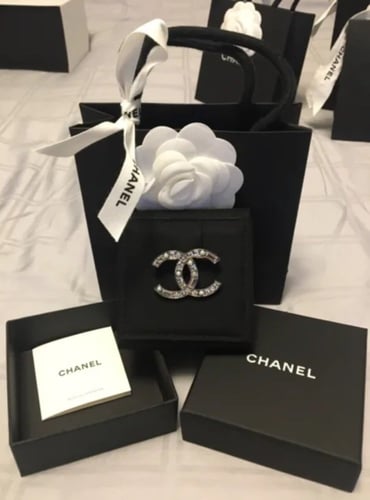 علبة مجوهرات شانيل الأصلية الفاخرة للبروش