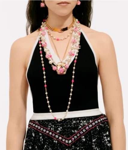 2024 قلادة شوكر بلوقو شانيل ذهبي أسود وردي