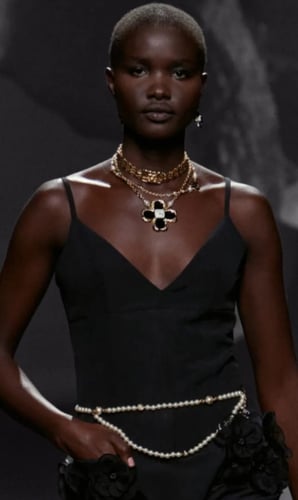 2024 قلادة شانيل بسلسال ذهبي مطعم بحبات لؤلؤ كبير...