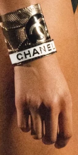 2024 شانيل سوار عريض ذهبي و ابيض