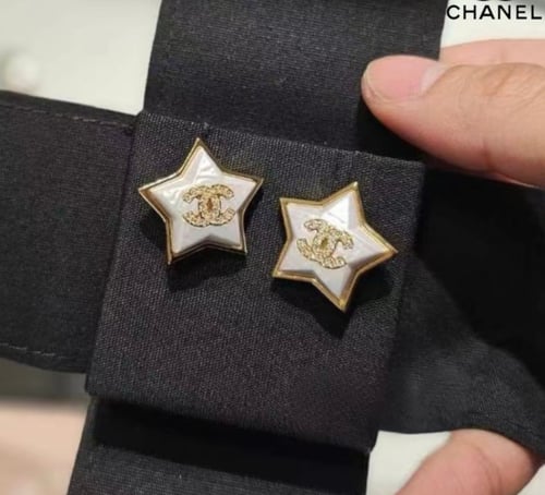 2024 أقراط شانيل ذهبي على شكل نجمة مرصعة بالكريستا...