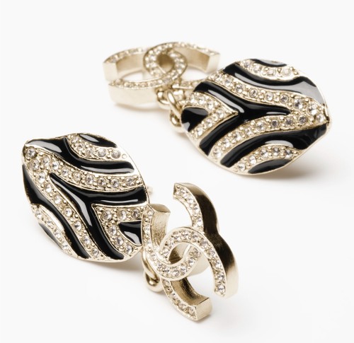 2024 شانيل اقراط شانيل بدلاية معدن ستراس اسود مرصع...