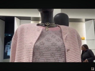 2024 سترة شانيل تويد وردي فضي لامع