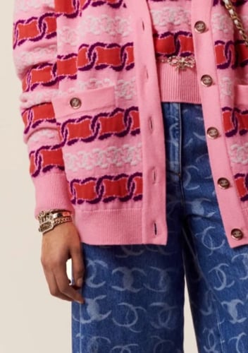 2024 شانيل سوار ملتوي يتوسطه كلمة شانيل مرصع بالكر...