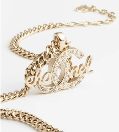 2024 قلادة شانيل سلسال ذهبي بدلاية يتوسطها حروف كل...