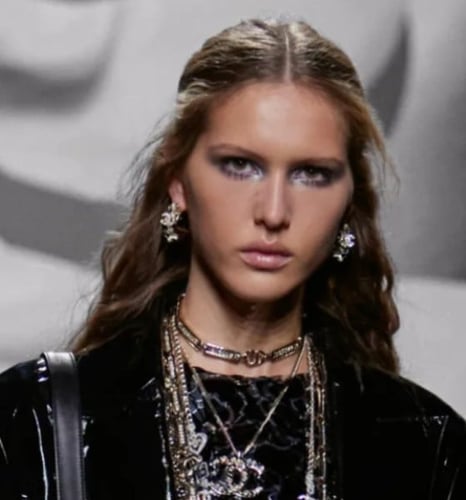 2024 اقراط شانيل حلقة بشعار سي سي ذهبي مرصع بالكري...