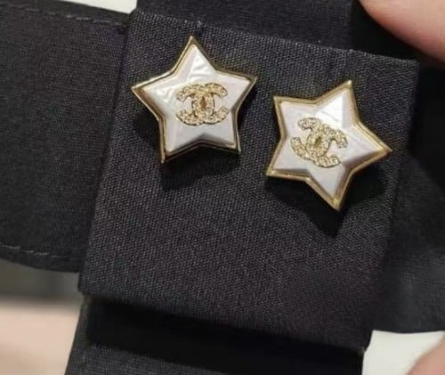 2024 أقراط شانيل ذهبي على شكل نجمة مرصعة بالكريستا...